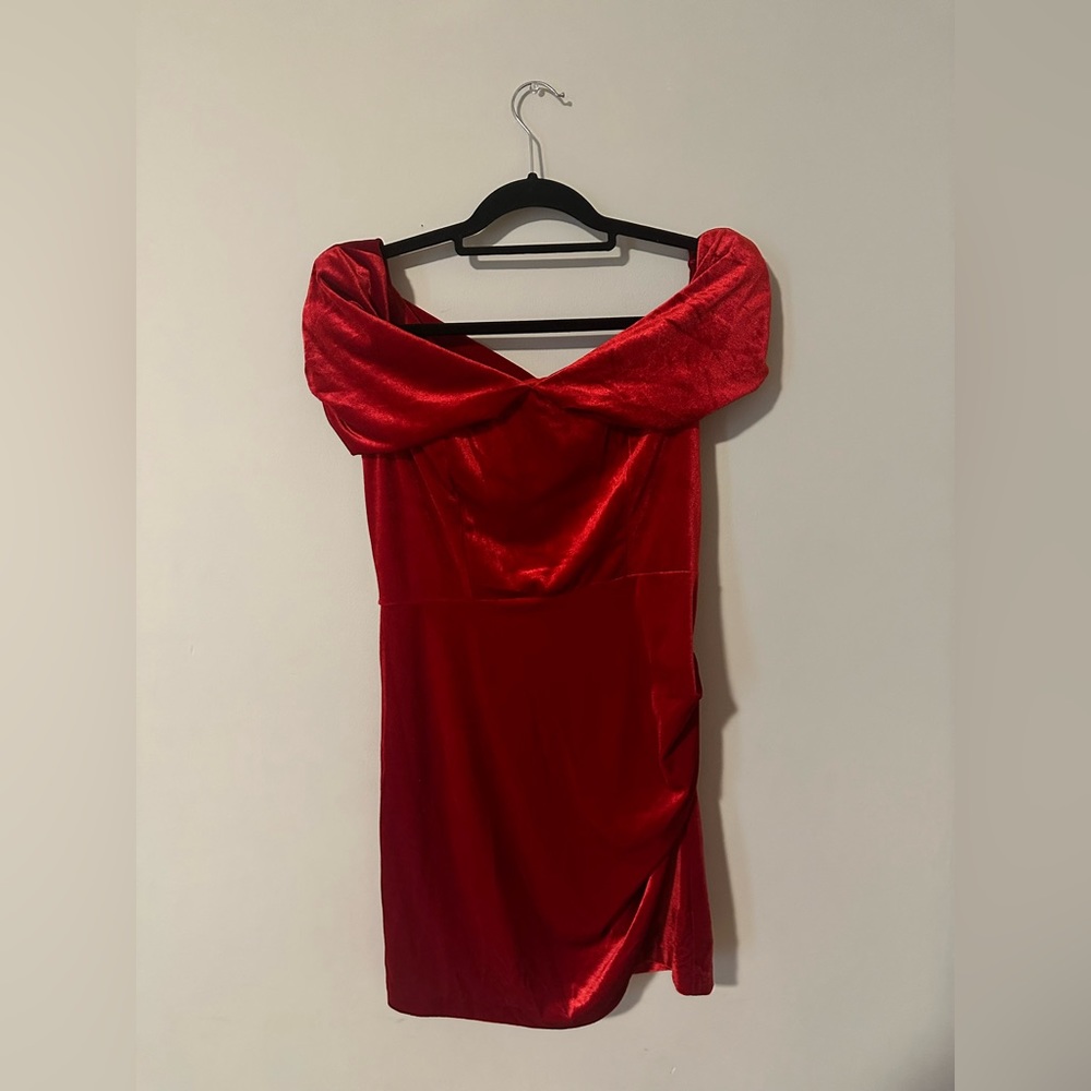 red off-the-shoulder bodycon velvet mini dress